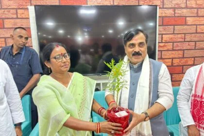 बिहार सरकार के नगर विकास एवं आवास मंत्री जीवेश मिश्रा का समस्तीपुर आगवन पर स्थानीय अतिथि गृह समस्तीपुर में भाजपाइयों ने किया अभिनंदन 2