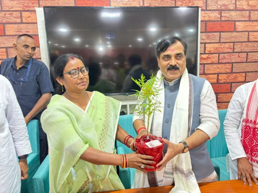 बिहार सरकार के नगर विकास एवं आवास मंत्री जीवेश मिश्रा का समस्तीपुर आगवन पर स्थानीय अतिथि गृह समस्तीपुर में भाजपाइयों ने किया अभिनंदन 1