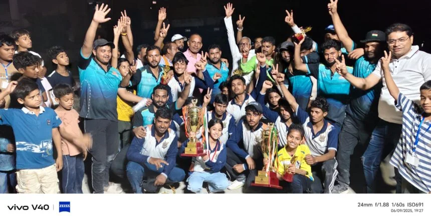 समस्तीपुर: SPL सीजन 4 के फाइनल मुकाबले में लीजेंड 11 की टीम ने जीत हासिल कर विजेता कप पर जमाया कब्जा  1