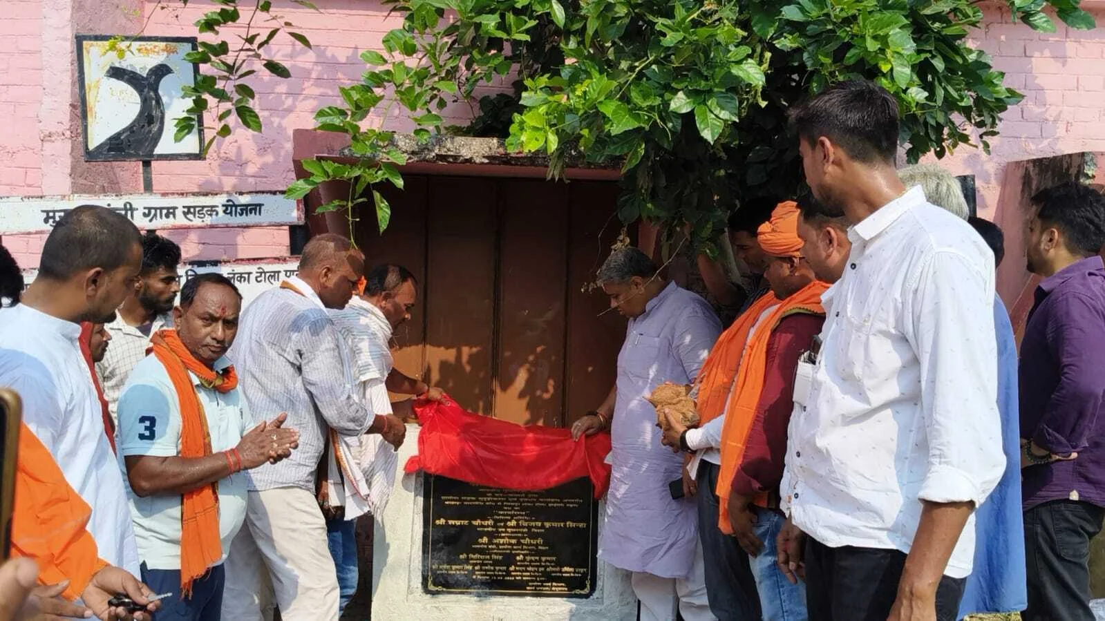 विधायक कुंदन कुमार सिंह ने वीरपुर प्रखंड के विभिन्न जगहों पर 5 सड़कों का किया शिलान्यास  2