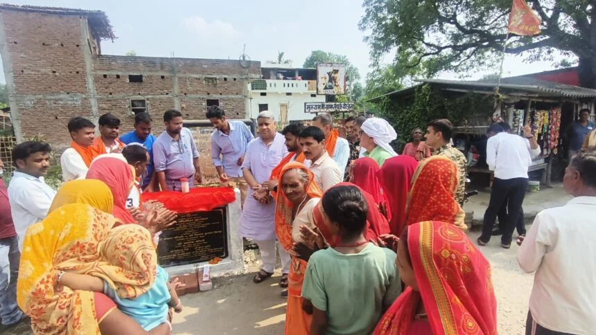 विधायक कुंदन कुमार सिंह ने वीरपुर प्रखंड के विभिन्न जगहों पर 5 सड़कों का किया शिलान्यास  1