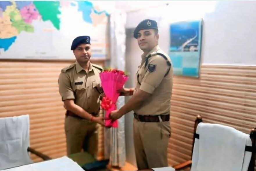 जिले के नये एसपी अरविंद प्रताप सिंह पहुंचे समस्तीपुर, जहां सर्किट हाउस में सदर एसडीपीओ-1 सह एएसपी ने बुके देकर किया स्वागत 5