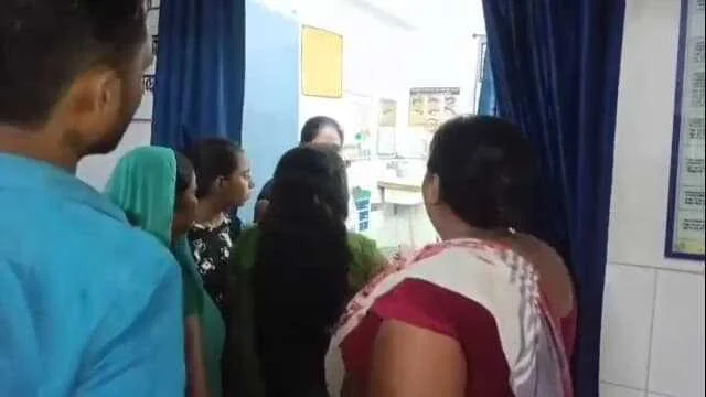बेगूसराय में प्रसव के दौरान एक नवजात बच्चे की मौत, आक्रोशित परिजनों ने डॉक्टर की लापरवाही का आरोप लगाकर सीएचसी बरौनी में जमकर किया हंगामा 2