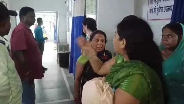 बेगूसराय में प्रसव के दौरान एक नवजात बच्चे की मौत, आक्रोशित परिजनों ने डॉक्टर की लापरवाही का आरोप लगाकर सीएचसी बरौनी में जमकर किया हंगामा 6