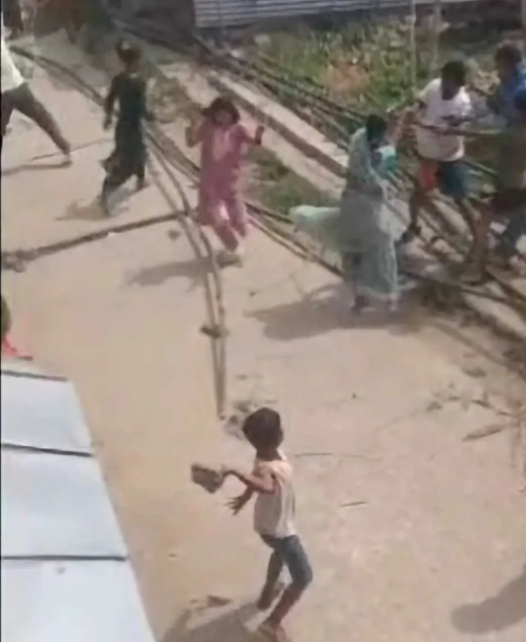 बेगूसराय में एक महिला ने छेड़खानी करने का विरोध किया तो दबंगो ने पूरे परिवार को दौरा दौड़ाकर किया पिटाई, तीन लोग गंभीर रूप से घायल 2
