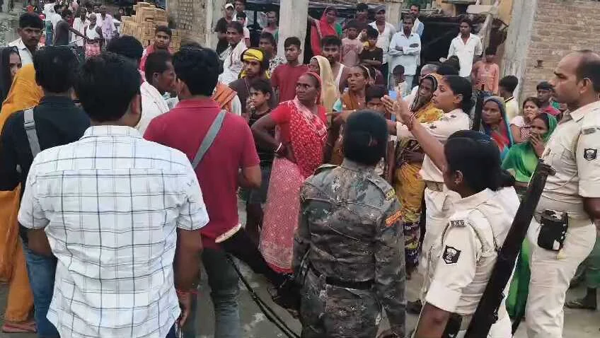 समस्तीपुर : पूर्व मंत्री के बेटे पर दुष्कर्म का आरोप, आक्रोशित लोगों ने पूर्व मंत्री के घर को घेरकर किया हंगामा, पुलिस गाड़ी पर भी पथराव 3