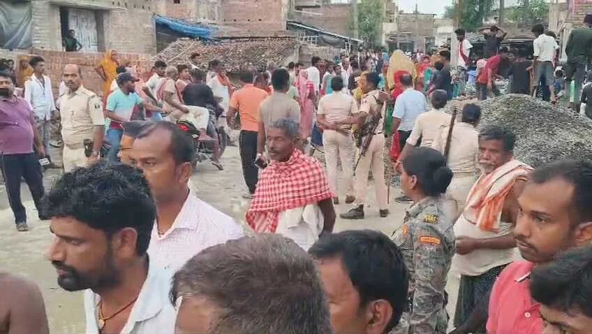 समस्तीपुर : पूर्व मंत्री के बेटे पर दुष्कर्म का आरोप, आक्रोशित लोगों ने पूर्व मंत्री के घर को घेरकर किया हंगामा, पुलिस गाड़ी पर भी पथराव 4