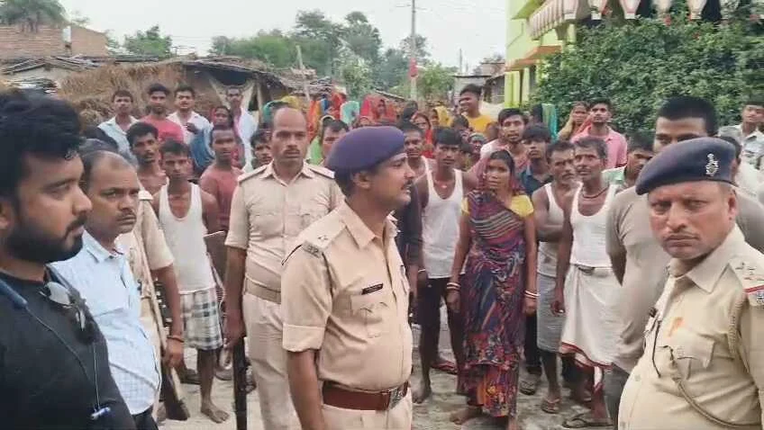 समस्तीपुर : पूर्व मंत्री के बेटे पर दुष्कर्म का आरोप, आक्रोशित लोगों ने पूर्व मंत्री के घर को घेरकर किया हंगामा, पुलिस गाड़ी पर भी पथराव 2