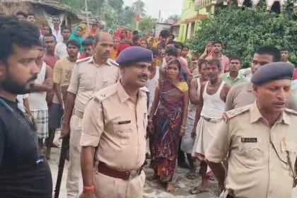 समस्तीपुर : पूर्व मंत्री के बेटे पर दुष्कर्म का आरोप, आक्रोशित लोगों ने पूर्व मंत्री के घर को घेरकर किया हंगामा, पुलिस गाड़ी पर भी पथराव 57