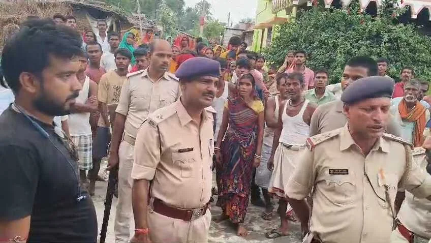 समस्तीपुर : पूर्व मंत्री के बेटे पर दुष्कर्म का आरोप, आक्रोशित लोगों ने पूर्व मंत्री के घर को घेरकर किया हंगामा, पुलिस गाड़ी पर भी पथराव 6