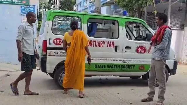 बेगूसराय में तेज रफ्तार ट्रक ने एक मोटरसाइकिल सवार युवक को कुचला, घटनास्थल पर ही युवक की दर्दनाक मौत  2
