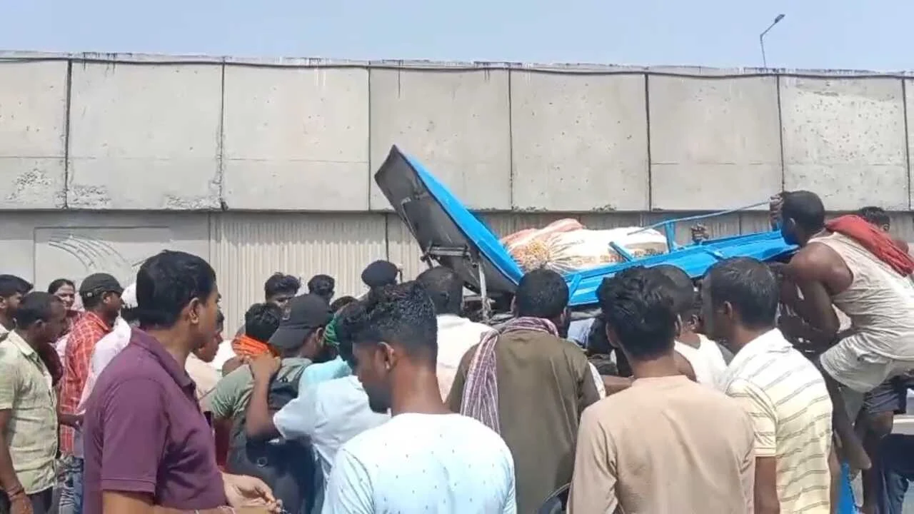 यात्रियों से भरी ई रिक्शा में ट्रक ने मारी ठोकर, चार यात्री गंभीर रूप से जख्मी, ई रिक्शा में फंसे जख्मी को स्थानीय लोगों ने निकाला बाहर 2