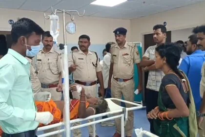 यात्रियों से भरी ई रिक्शा में ट्रक ने मारी ठोकर, चार यात्री गंभीर रूप से जख्मी, ई रिक्शा में फंसे जख्मी को स्थानीय लोगों ने निकाला बाहर 23