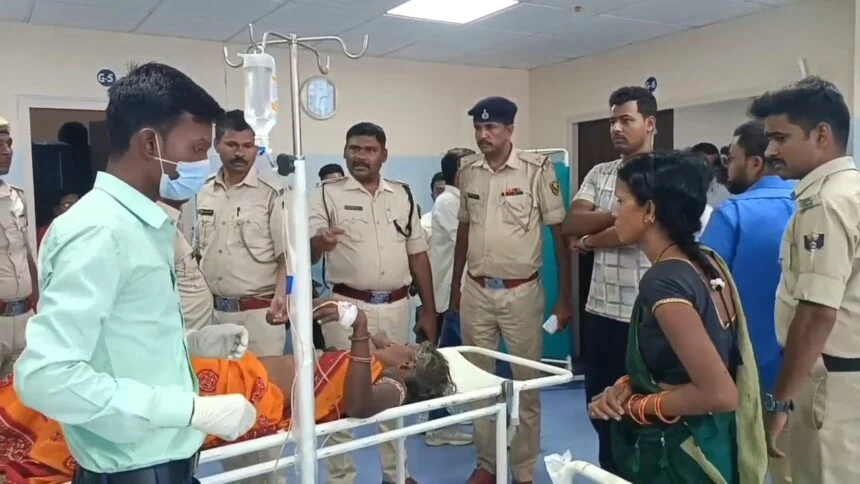 यात्रियों से भरी ई रिक्शा में ट्रक ने मारी ठोकर, चार यात्री गंभीर रूप से जख्मी, ई रिक्शा में फंसे जख्मी को स्थानीय लोगों ने निकाला बाहर 1