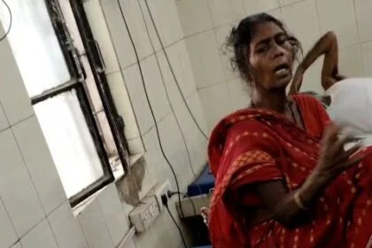 समस्तीपुर: भाइयों के बीच हो रहे विवाद में बहन  बीच बचाव करने पहुंची तो भाई ने मारी गोली, घायल बहन सदर अस्पताल में भर्ती 55
