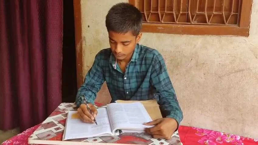 बेगूसराय में किसान का बेटा अभिषेक ने जेईई एडवांस में लहराया परचम, गांव में खुसी का माहौल 2