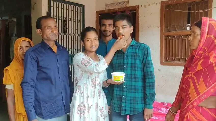 बेगूसराय में किसान का बेटा अभिषेक ने जेईई एडवांस में लहराया परचम, गांव में खुसी का माहौल 10