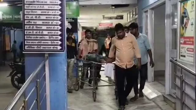 बेगूसराय में चलती ट्रेन से गिरकर एक युवक गंभीर रूप से घायल, सदर अस्पताल में भर्ती 2