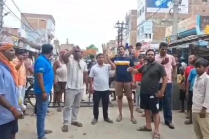 बेगूसराय में पॉलिथीन की धरपकड़ के दौरान पुलिसिया कार्रवाई से नाराज दुकानदारों ने मुख्य सड़क जाम कर किया हंगामा 2