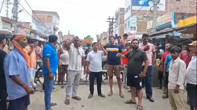 बेगूसराय में पॉलिथीन की धरपकड़ के दौरान पुलिसिया कार्रवाई से नाराज दुकानदारों ने मुख्य सड़क जाम कर किया हंगामा 5