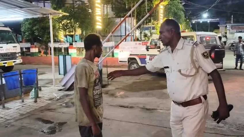 बेगूसराय में सड़क के किनारे एक घायल व्यक्ति बरामद, डायल 112 की टीम ने सदर अस्पताल भर्ती कराया 1