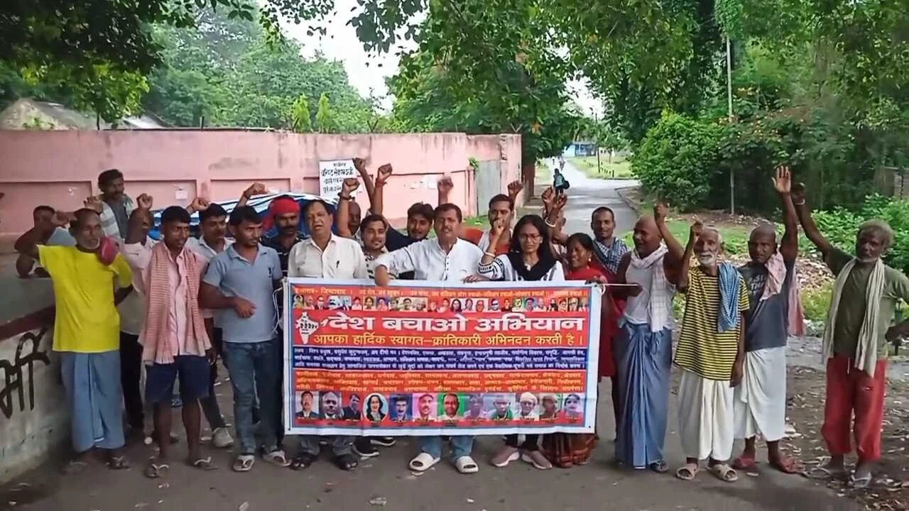 खगड़िया : देश बचाओ अभियान के बैनर तले रेलवे संबंधी विभिन्न 12 सूत्री मांगों को लेकर किया प्रदर्शन  3