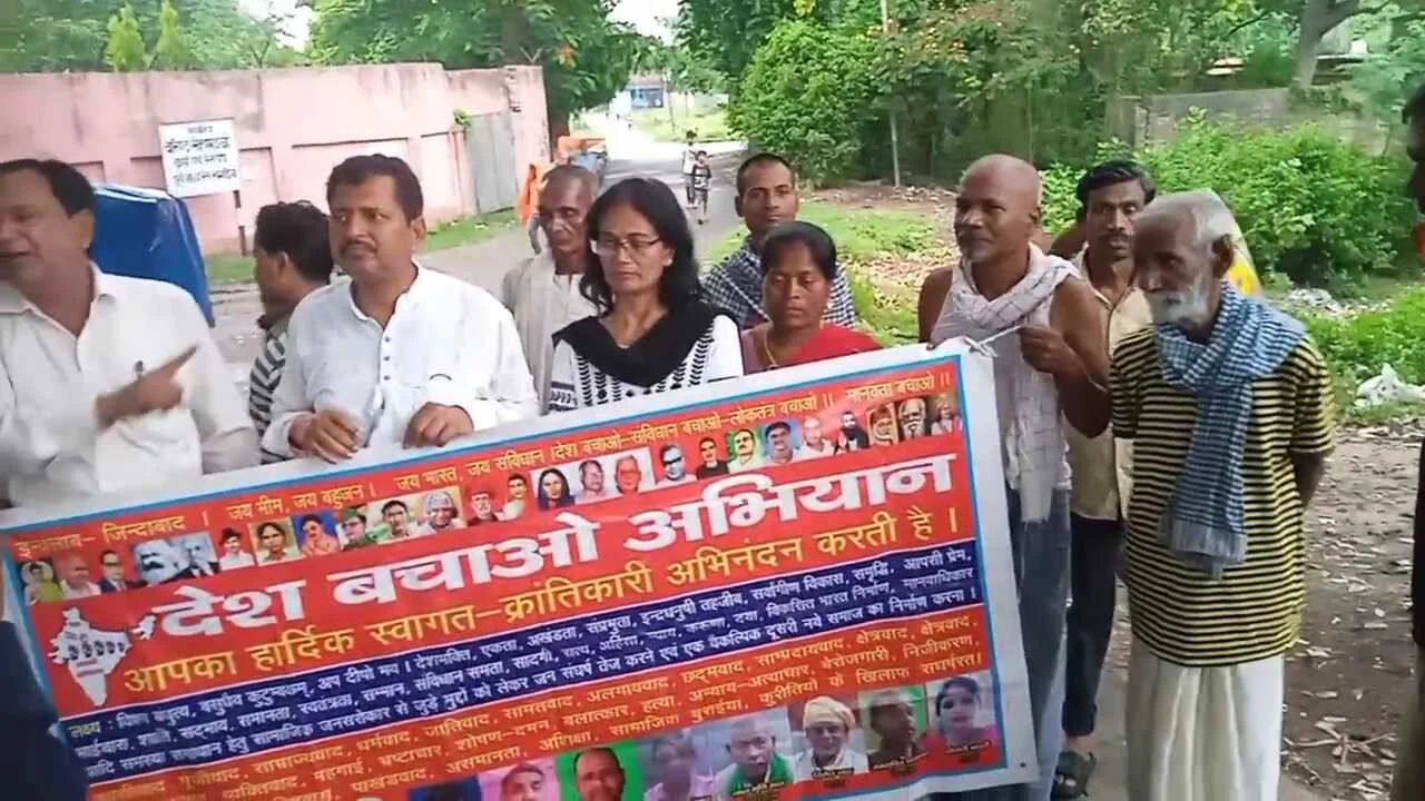 खगड़िया : देश बचाओ अभियान के बैनर तले रेलवे संबंधी विभिन्न 12 सूत्री मांगों को लेकर किया प्रदर्शन  2