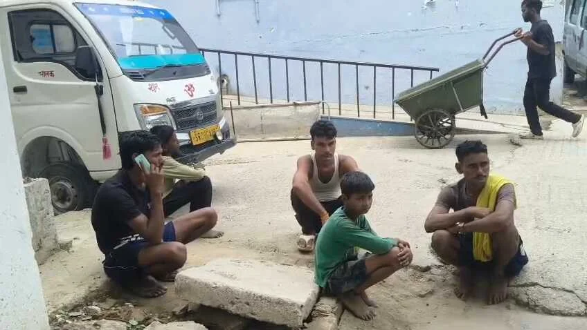 बेगूसराय में पारिवारिक कलह के तंग आकर एक युवक ने गले में फंदा लगाकर किया आत्महत्या 9