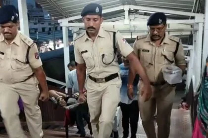 समस्तीपुर: स्वतंत्रता सेनानी एक्सप्रेस ट्रेन से गिरकर एक महिला जख्मी, आरपीएफ की टीम ने उसे सदर अस्पताल में भर्ती कराया 21