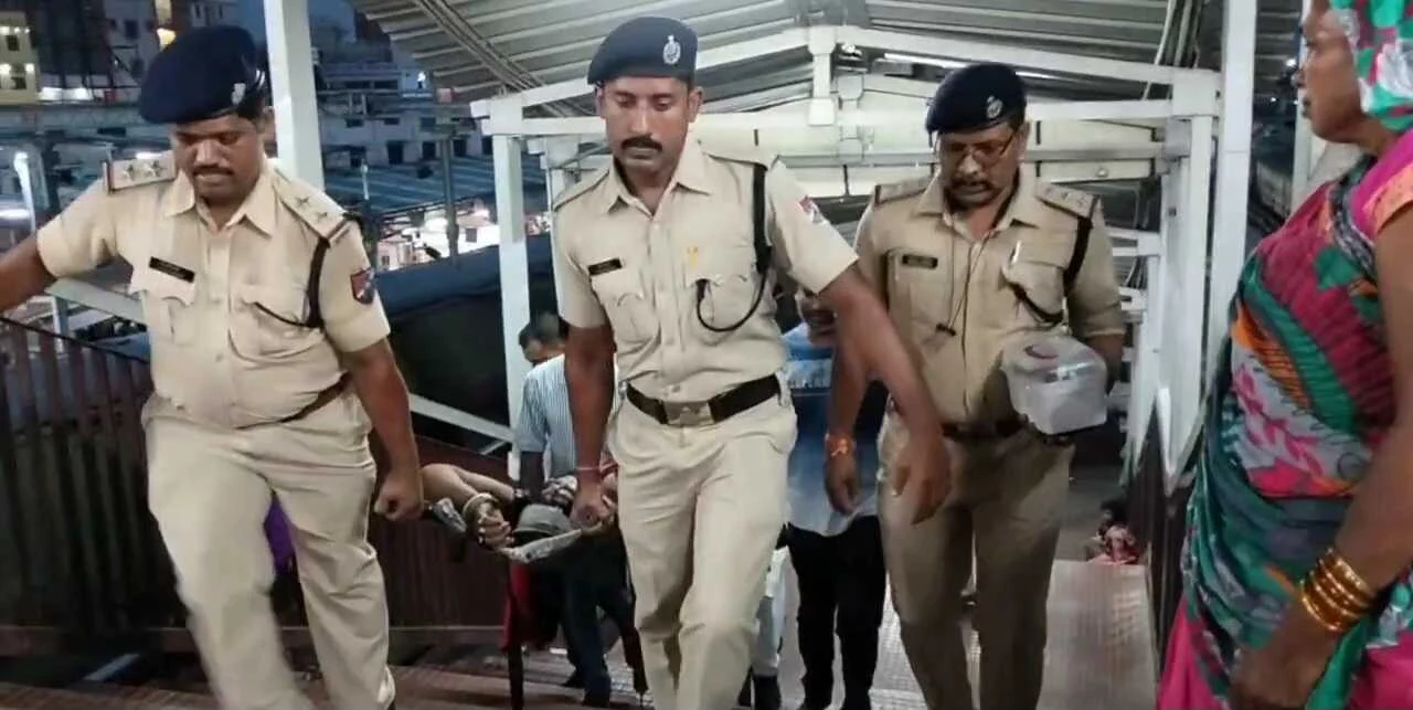 समस्तीपुर: स्वतंत्रता सेनानी एक्सप्रेस ट्रेन से गिरकर एक महिला जख्मी, आरपीएफ की टीम ने उसे सदर अस्पताल में भर्ती कराया 7