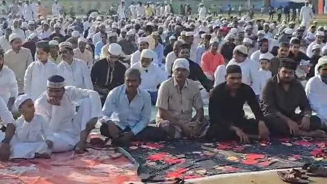 बेगूसराय गांधी स्टेडियम में शांतिपूर्ण तरीके व कड़ी सुरक्षा व्यवस्था के बीच सामूहिक रूप से बकरीद पर्व के नमाज अदा की गई 2