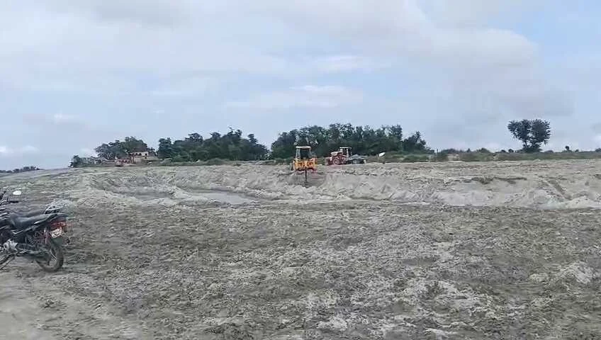 खगड़िया:  सूखे बालू की जगह गीली मिट्टी से ठेकेदार भर रहे थे जियो बैग, सांसद के निरीक्षण में खुली पोल 2