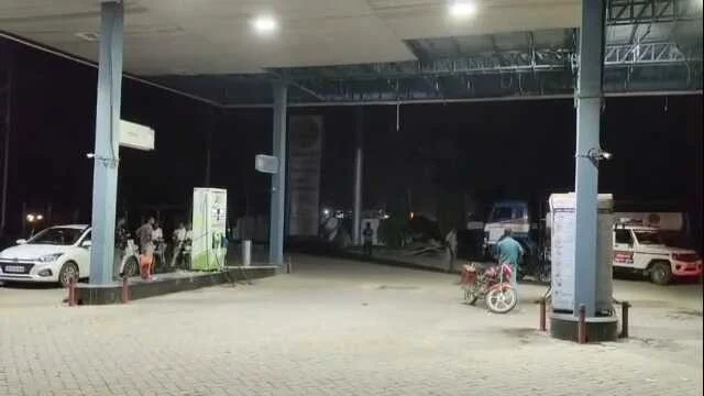 बेगूसराय में बेख़ौफ़ अपराधियों ने पेट्रोल पंप के कर्मी के साथ की मारपीट और गोलीबारी,पेट्रोल पंप कर्मी मौके से भाग कर किसी तरह बचाई जान  3