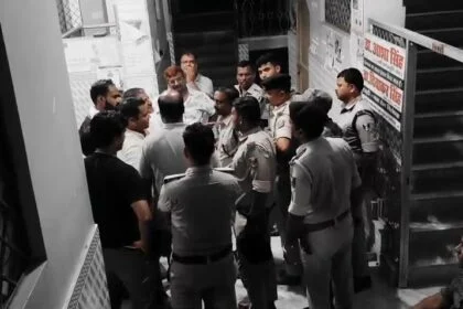 बेगूसराय में प्रसव कराने के दौरान जच्चा और बच्चा की निजी अस्पताल में मौत,परिजनों ने डॉक्टर पर लापरवाही का आरोप लगाकर क्लीनिक में जमकर किया हंगामा 4