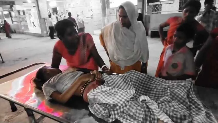 बेगूसराय सदर अस्पताल का लापरवाही, बच्चे को सांप काटने के बाद बच्चे की मां इलाज के लिए घंटो परिसर में भटकता रहा, बच्चे की मौत 3