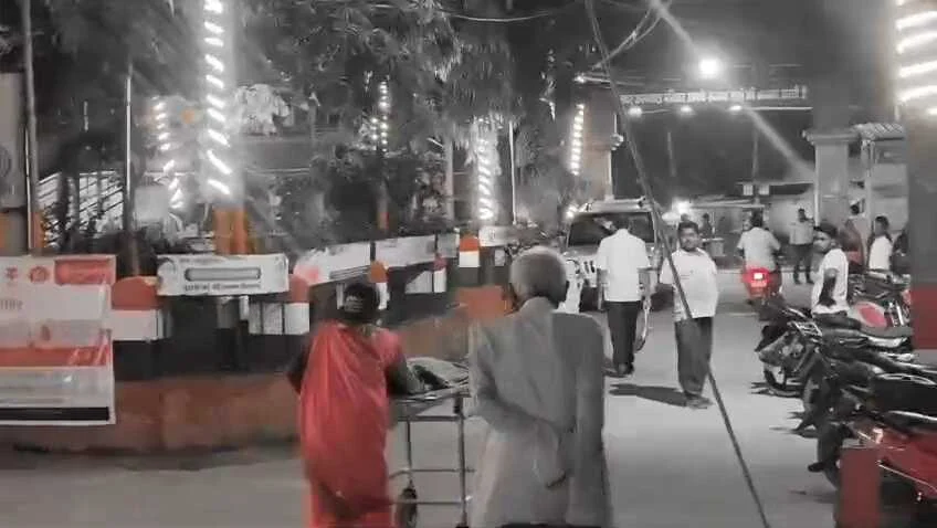 बेगूसराय सदर अस्पताल का लापरवाही, बच्चे को सांप काटने के बाद बच्चे की मां इलाज के लिए घंटो परिसर में भटकता रहा, बच्चे की मौत 2