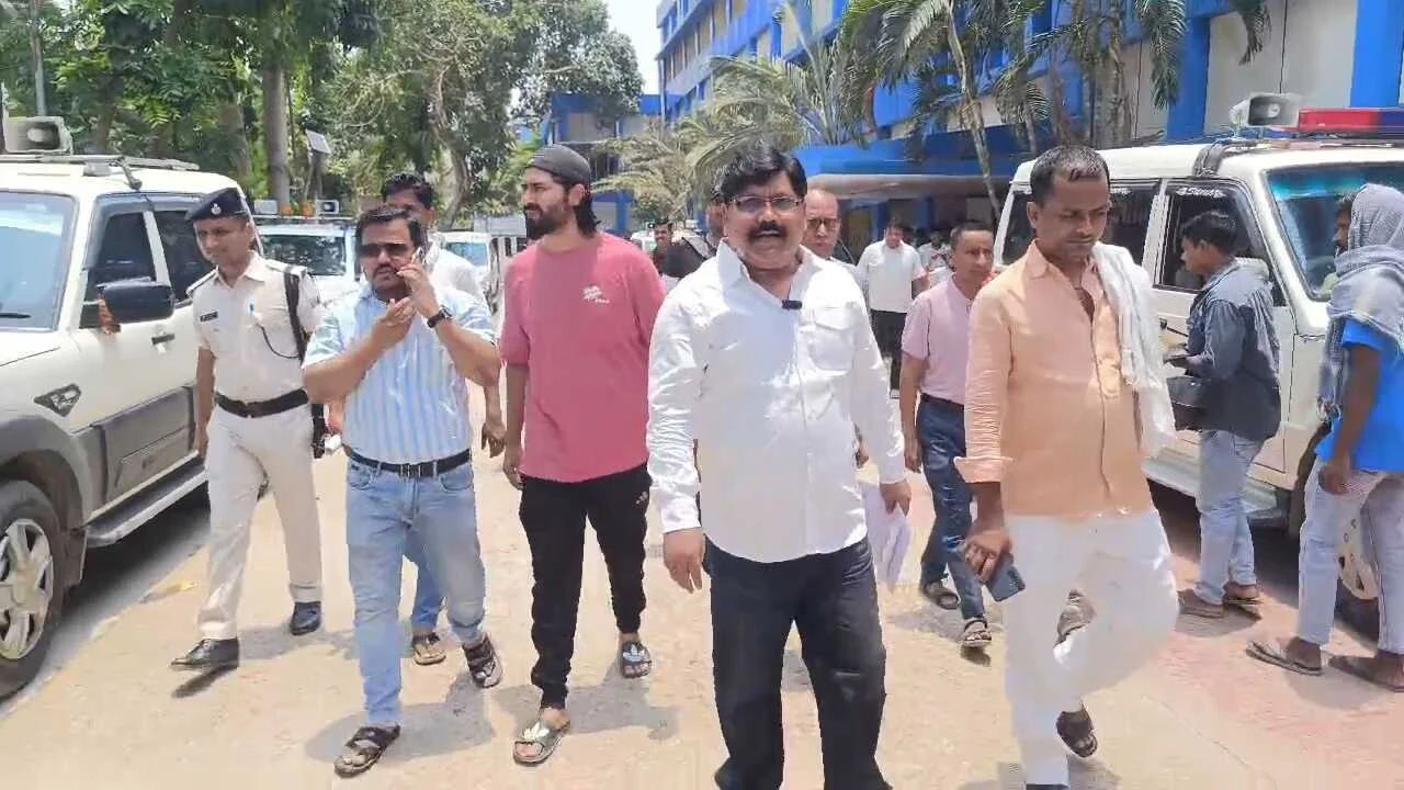 नालंदा में क्रिकेट टूर्नामेंट पर प्रशासन ने लगाया ग्रहण, राजद के पूर्व विधायक का पप्पू खान के द्वारा कराया जा रहा टूर्नामेंट 3