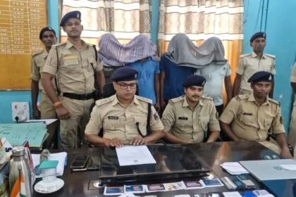 नालंदा: कतरीसराय थाना के परमानंदपुर में साइबर ठगी गिरोह का पर्दाफाश, चार साइबर ठग गिरफ्तार 25