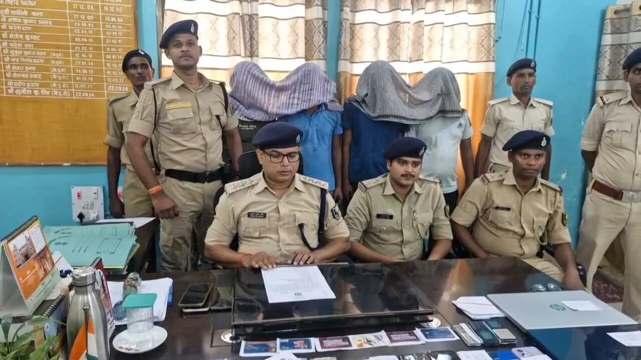 नालंदा: कतरीसराय थाना के परमानंदपुर में साइबर ठगी गिरोह का पर्दाफाश, चार साइबर ठग गिरफ्तार 3