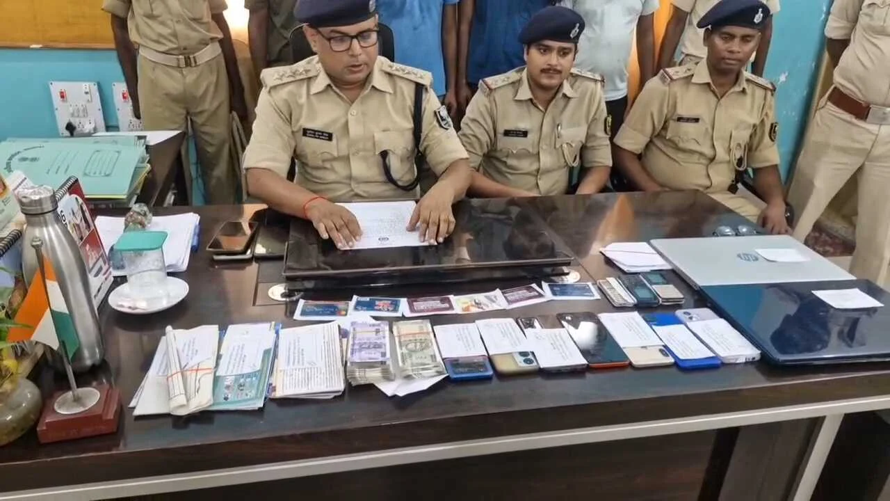 नालंदा: कतरीसराय थाना के परमानंदपुर में साइबर ठगी गिरोह का पर्दाफाश, चार साइबर ठग गिरफ्तार 2