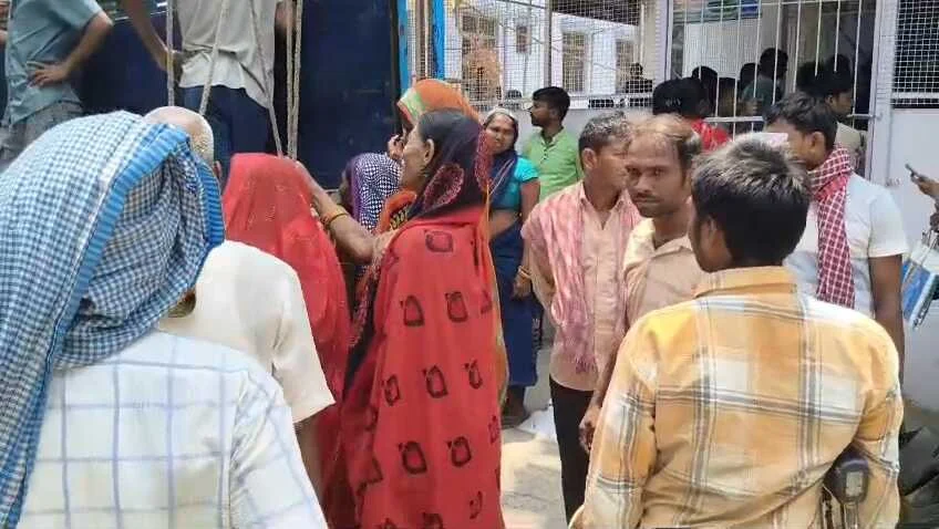 बेगूसराय में तेज रफ्तार ट्रक ने एक उपचालक को कुचला, उपचालक की घटना स्थल पर दर्दनाक मौत  4