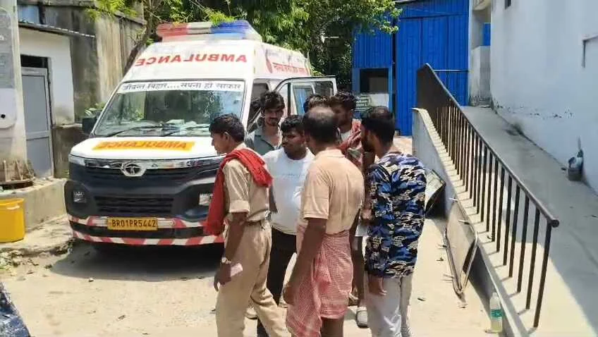 बेगूसराय में तेज रफ्तार ट्रक ने एक उपचालक को कुचला, उपचालक की घटना स्थल पर दर्दनाक मौत  3