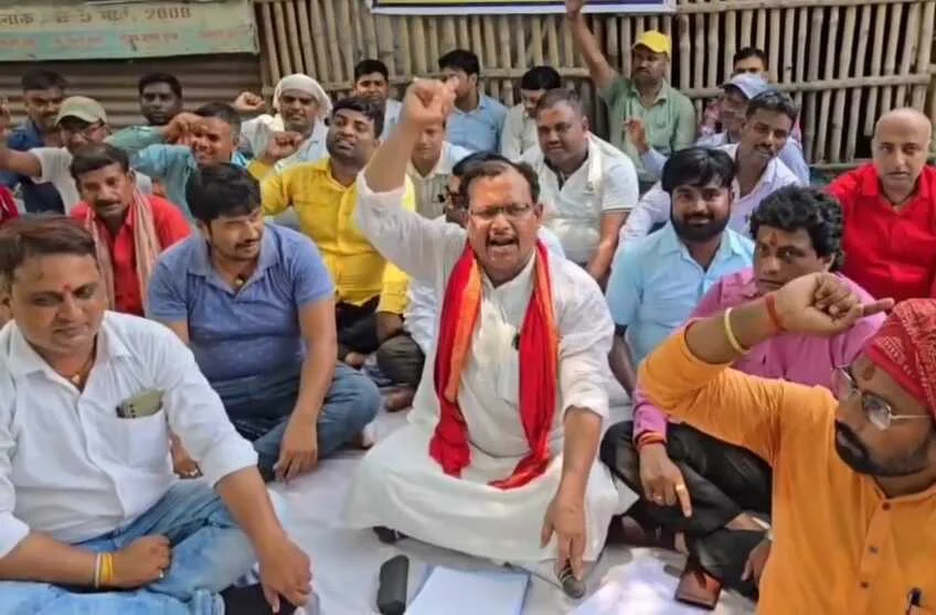 खगड़िया: आवास कर्मियों  ने 16 सूत्री मांगों को लेकर एक दिवसीय सांकेतिक हड़ताल एवं धरना प्रदर्शन किया 2