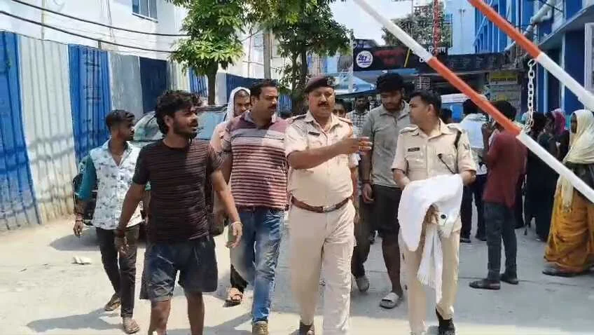 बेगूसराय में पुलिस के एक अधिकारी पर दो निर्दोष युवको की पिस्टल की बट और लाठी डंडे से बेरहमी से पिटाई का आरोप, घायल सदर अस्पताल में भर्ती 2