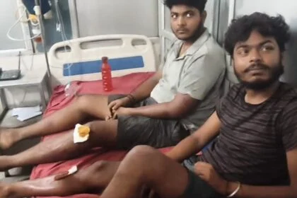 बेगूसराय में पुलिस के एक अधिकारी पर दो निर्दोष युवको की पिस्टल की बट और लाठी डंडे से बेरहमी से पिटाई का आरोप, घायल सदर अस्पताल में भर्ती 27
