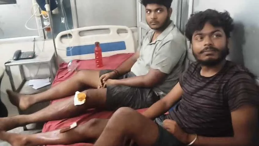 बेगूसराय में पुलिस के एक अधिकारी पर दो निर्दोष युवको की पिस्टल की बट और लाठी डंडे से बेरहमी से पिटाई का आरोप, घायल सदर अस्पताल में भर्ती 5