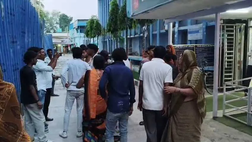 बेगूसराय मे प्रेम प्रसंग मे प्रेमिका के परिवार द्वारा एक युवक को तीन दिनों तक बंधक बना कर रखने के बाद छत से नीचे फेका, घायल युवक सदर अस्पताल में भर्ती 2