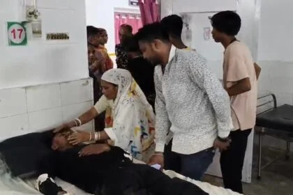 बेगूसराय मे प्रेम प्रसंग मे प्रेमिका के परिवार द्वारा एक युवक को तीन दिनों तक बंधक बना कर रखने के बाद छत से नीचे फेका, घायल युवक सदर अस्पताल में भर्ती 2