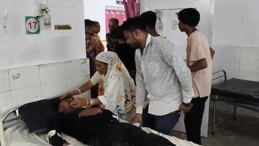 बेगूसराय मे प्रेम प्रसंग मे प्रेमिका के परिवार द्वारा एक युवक को तीन दिनों तक बंधक बना कर रखने और बाद छत से नीचे फेका, घायल युवक सदर अस्पताल में भर्ती 6