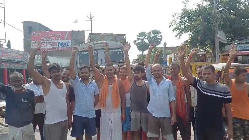 समस्तीपुर: भीषण गर्मी के बीच शहर के लोगो को बिजली और पानी की संकट, आक्रोशित लोगों ने सड़क जाम कर प्रशासन के खिलाफ किया नारेबाजी 2